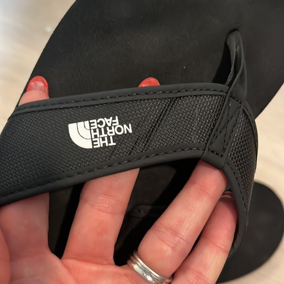 - The North Face teenager boys Black flip flops size 7 like new - Picture 4 of 5